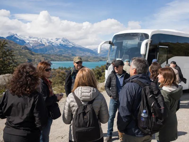 Reisegruppe fotografiert gemeinsam vor Bergkulisse