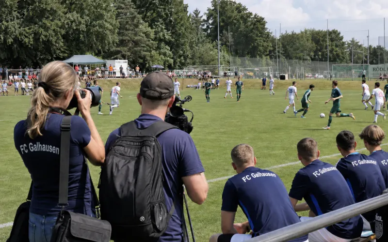 Vereinsmitglieder feiern gemeinsam nach dem Spiel